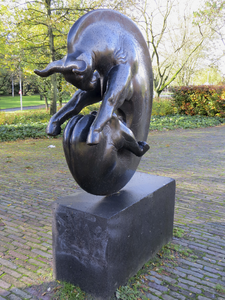 906653 Afbeelding van het bronzen beeldhouwwerk 'Stier' van Fons Bemelmans (1938), in 1981 geplaatst in Park de Gagel ...
